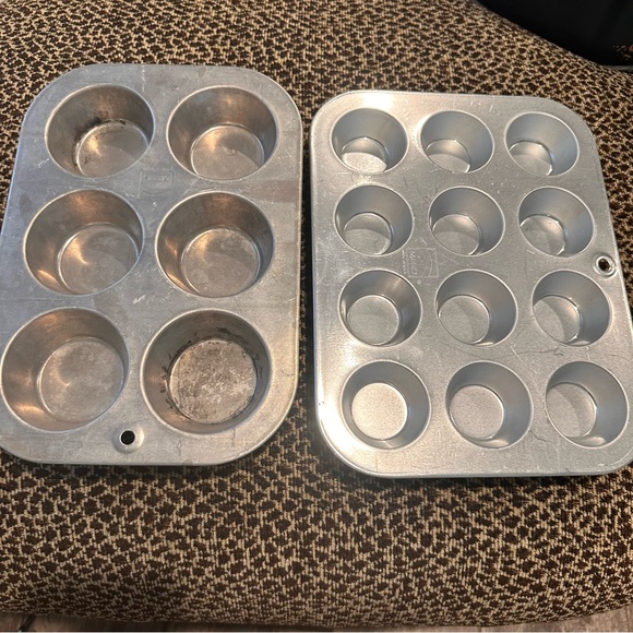 Mirro Vintage Mini and Regular Muffin Tins - Picture 1 of 6